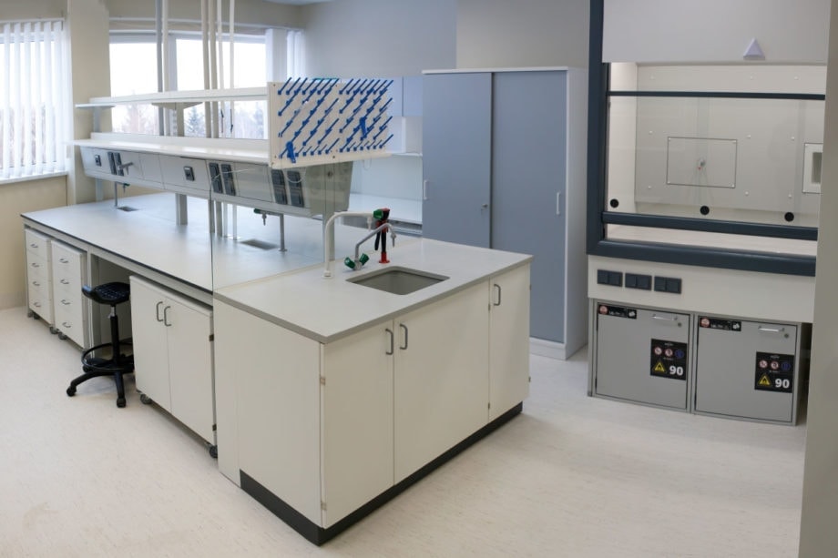 Fundermax's Max Resistance2 with lab work surface application for laboratory in Lithuania.