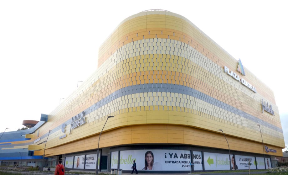 Cocnealed fastening system with Max Compact Exterior panels from Fundermax for the Plaza Central Centro Commercial Shopping Mall in Bogotá, Colombia