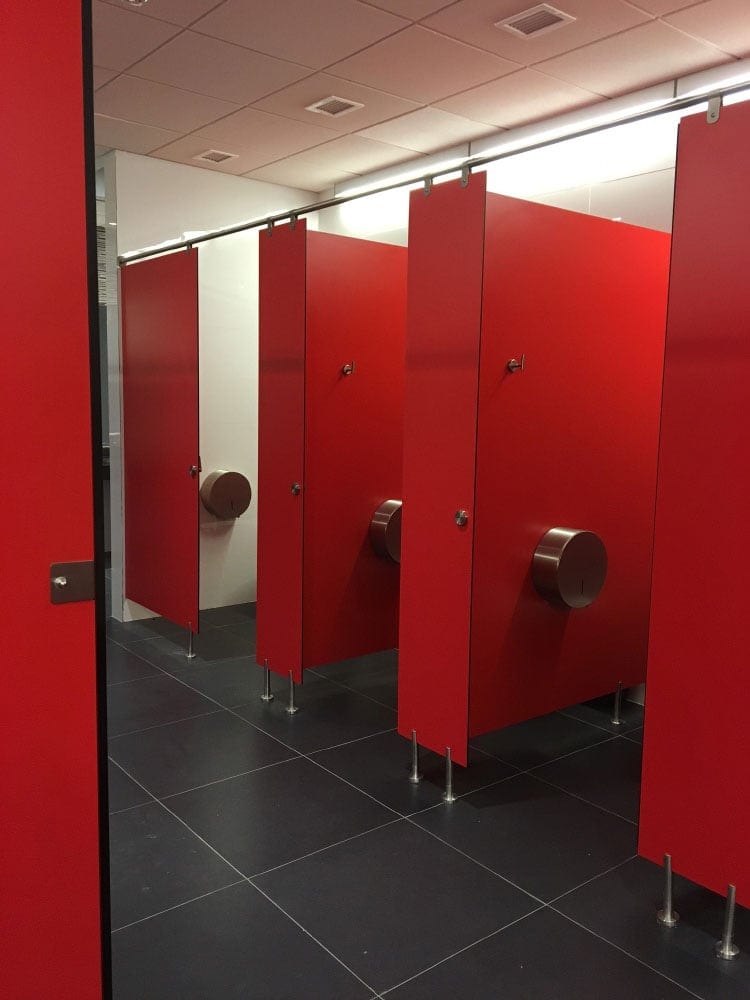 Solid color bathroom partitions with Fundermax phenolic panels